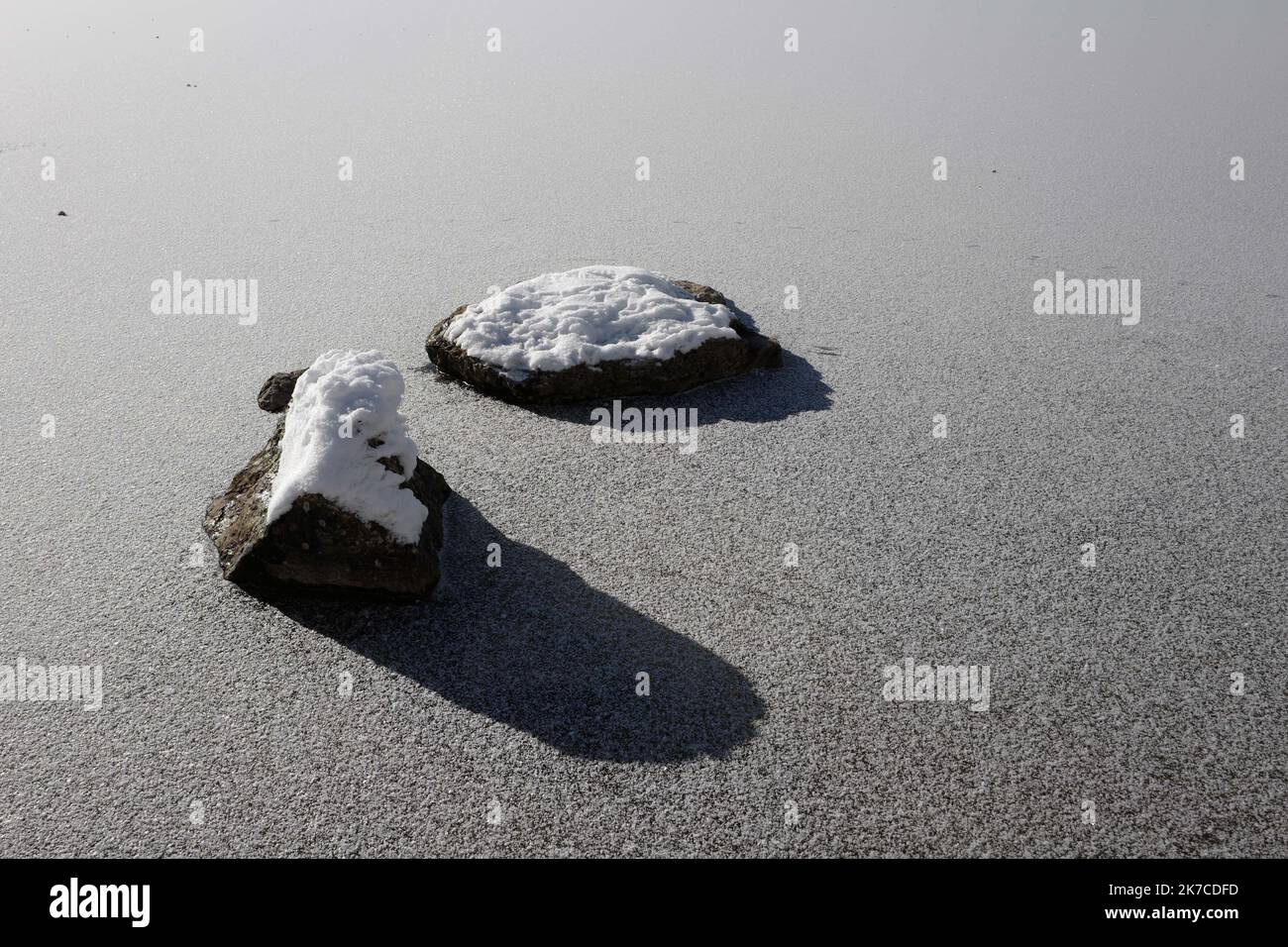 ©PHOTOPQR/LE PROGRES/Philippe TRIAS - 08/01/2021 - neige et glace, Haut-Jura, 8 janvier 2021. -Ambiance de paysage d'hiver dans le Jura. Les salaires du Jura ont revêtus leur plus beau marteau blanc. Entre lacs gelés et grandes échendues blanches, les images divergent magiques. Les eaux du Lac de l'Abbaye n'ont pas encore été réistées aux températures indigènes de ses derniers jours. - Fortes chutes de neige, montagnes du Jura en France. Banque D'Images