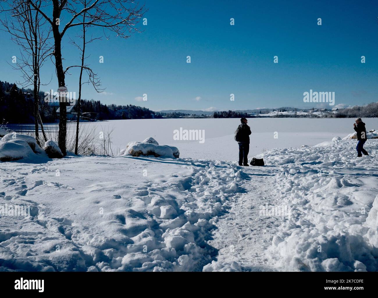 ©PHOTOPQR/LE PROGRES/Philippe TRIAS - 08/01/2021 - neige et glace, Haut-Jura, 8 janvier 2021. -Ambiance de paysage d'hiver dans le Jura. Les salaires du Jura ont revêtus leur plus beau marteau blanc. Entre lacs gelés et grandes échendues blanches, les images divergent magiques. Les eaux du Lac de l'Abbaye n'ont pas encore été réistées aux températures indigènes de ses derniers jours. - Fortes chutes de neige, montagnes du Jura en France. Banque D'Images