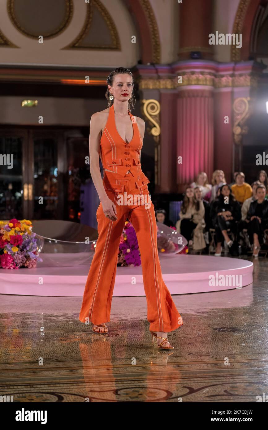 Melbourne, Australie, 16 octobre 2022. Un modèle portant une tenue de la designer Alice McCall marche sur la piste pendant la soirée de clôture de la Melbourne Fashion week avec un ensemble incroyablement glamour sous l'impressionnant dôme au 333 Collins, les colonnes de granit, Des arches décoratives et des éléments élaborés en fer forgé ont servi de toile de fond à une vitrine de la mode australienne haut de gamme, Melbourne Australie. Crédit : Michael Currie/Speed Media/Alay Live News Banque D'Images