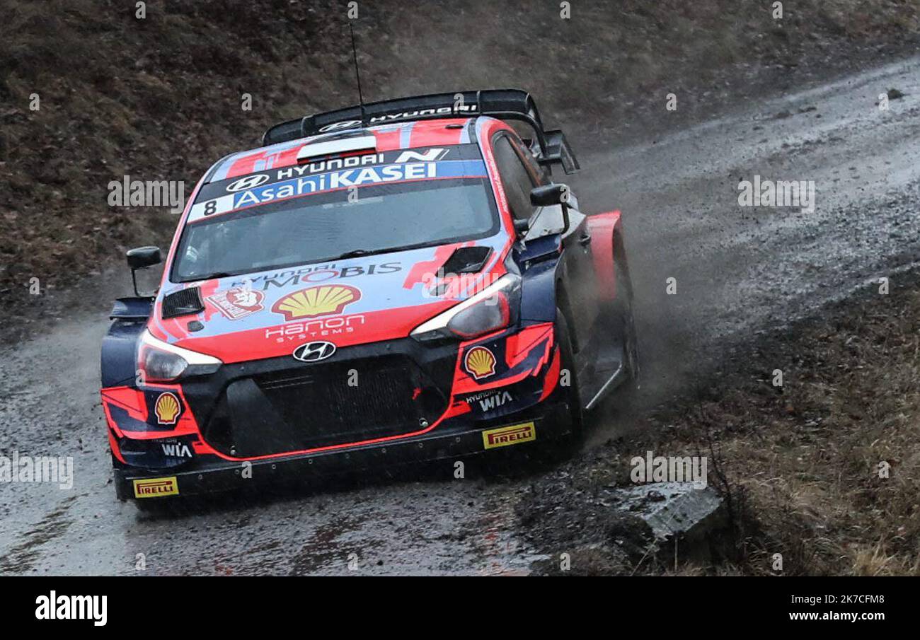 ©PHOTOPQR/LE DAUPHINE/Vincent OLLIVIER ; Aspremont ; 22/01/2021 ; Vincent OLLIVIER/ le Dauphiné libéré : Photopqr. Aspremont (Hautes-Alpes) le 22 janvier 2021. 89E voiture rallye Mont-Carlo, spéciale ES 6, entre Aspremont et la-Bâtie-des-Fonts. OTT Tanak et Martin Jarveoja sur Hyundai I20 coupé wrc. Le rallye Monte Carlo 2021 22 janvier 2021 Banque D'Images