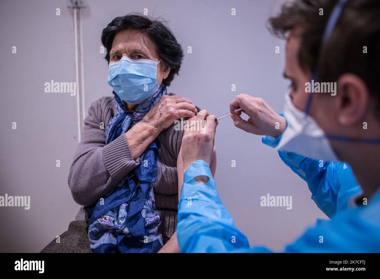 ©Sadak Souici / le Pictorium/MAXPPP - Sadak Souici / le Pictorium - 22/01/2021 - France / Ile-de-France / Paris 11 - une patiente se fait vacciner dans le centre de vaccination Olympe de gouges dans le XIe arrondissement de Paris / 22/01/2021 - France / Ile-de-France (région) / Paris 11th District (11th arrondissement de Paris) - Un patient est vacciné au centre de vaccination Olympe de gouges dans le 11th arrondissement de Paris. Banque D'Images