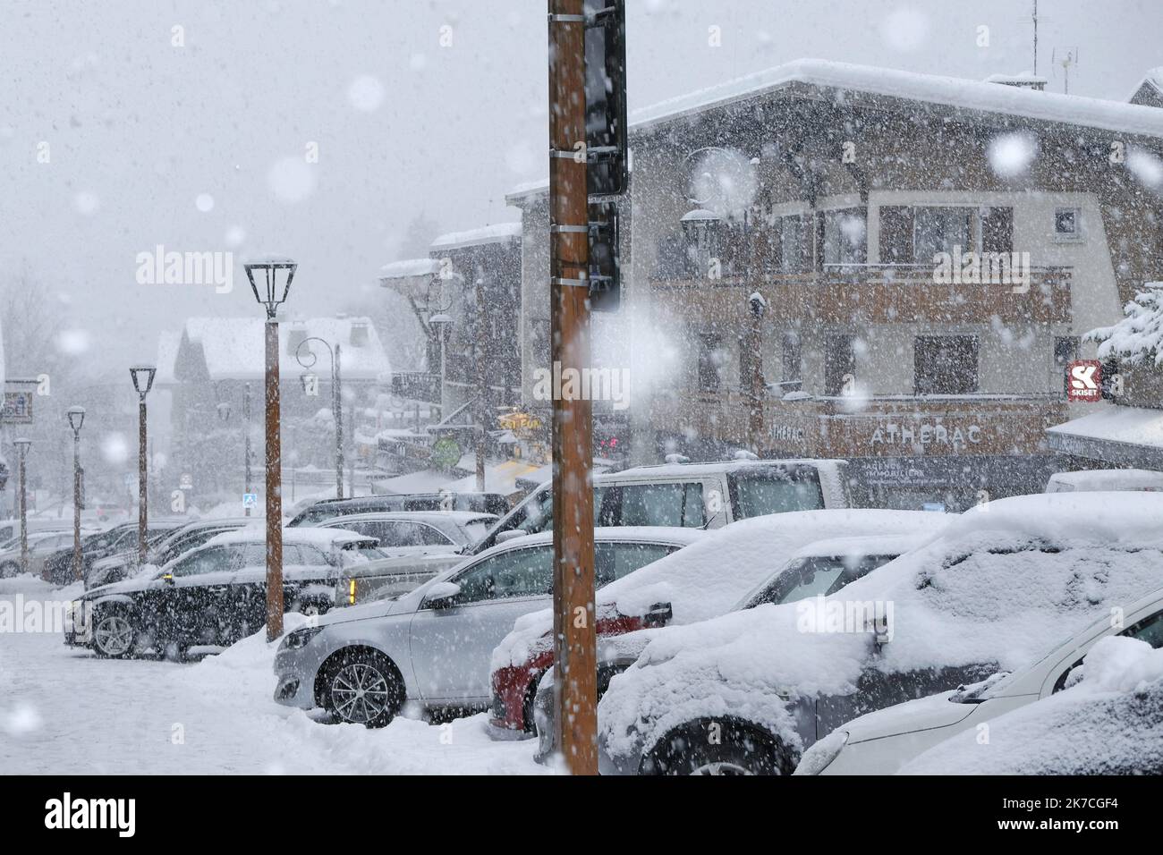 ©Giacomo Italiano/MAXPPP - diverses illustrations pendant l'hiver dans la station de ski de la Clusaz en haute-Savoie dans les Alpes françaises. Mauvais temps enneigé dans le village. France, janvier 2021. Photographe : Giacomo Italiano / Maxppp illustrations divers en hiver à la station de ski de la Clusaz en haute Savoie dans les alpes francaises. Mouvaise meteo, temps névieux au village. France, janvier 2021. Photographie : Giacomo Italiano / Maxppp Banque D'Images