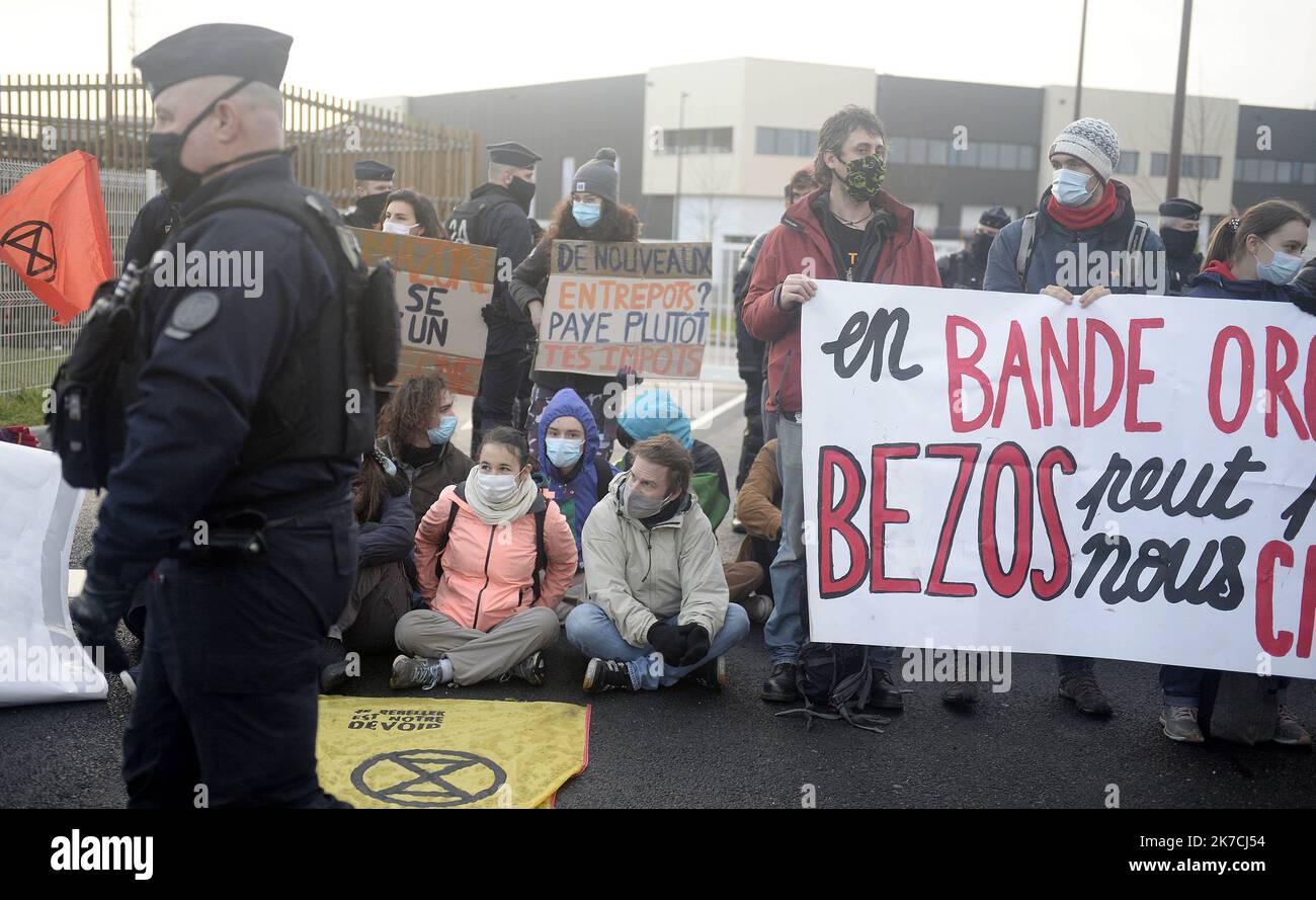 ©PHOTOPQR/Ouest FRANCE/Jérôme Fouquet ; CARQUEFOU ; 30/01/2021 ; Loire Atlantique. Près de 150 militants anti-Amazone sont rasseés ce samedi matin 30 janvier, devant l’entrepôt de Carquefou, au nord de Nantes. Ils dénotent le système économique incarné par le géant du e-commerce. Photos : Jerome Fouquet/Ouest-France - manifestation d'activistes contre l'Amazonie dans les villes de France NANTES Jan 30 2021 Banque D'Images