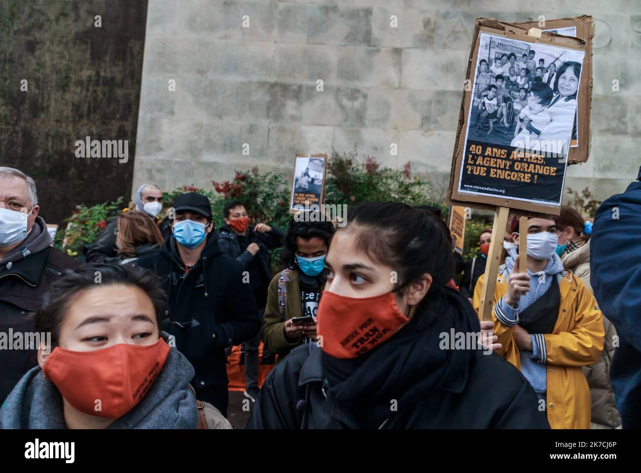 ©Christophe petit Tesson/MAXPPP - 30/01/2021 ; PARIS ; FRANCE - des branlants dissidence des pancartes de soutien a a Franco-Vietnamienne Tran to Nga tours d'un rassemblement a la feuille de l'examen par le tribunal d'‚Äôry de sa simple contre des multinales agrochimiques pour avoir manifeste 'l'agent orange' a l'argarre de la guerre du Vietnam. Les manifestants tiennent des pancartes pour soutenir le Tran franco-vietnamien à Nga lors d'un rassemblement la veille de l'examen par le tribunal d'Evry de sa plainte contre des produits agrochimiques multinationaux pour avoir fourni l'agent Orange à l'Amer Banque D'Images