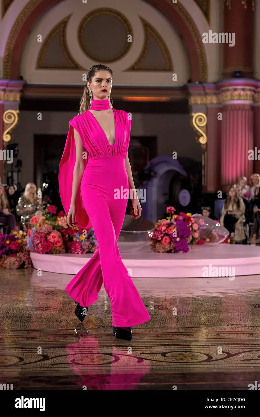 Melbourne, Australie, 16 octobre 2022. Un modèle portant une tenue du designer Mariam Seddiq marche sur la piste pendant la piste de la fin de la semaine de la mode de Melbourne avec un ensemble de glamour sous l'impressionnant dôme au 333 Collins, les colonnes de granit, Des arches décoratives et des éléments élaborés en fer forgé ont servi de toile de fond à une vitrine de la mode australienne haut de gamme, Melbourne Australie. Crédit : Michael Currie/Speed Media/Alay Live News Banque D'Images