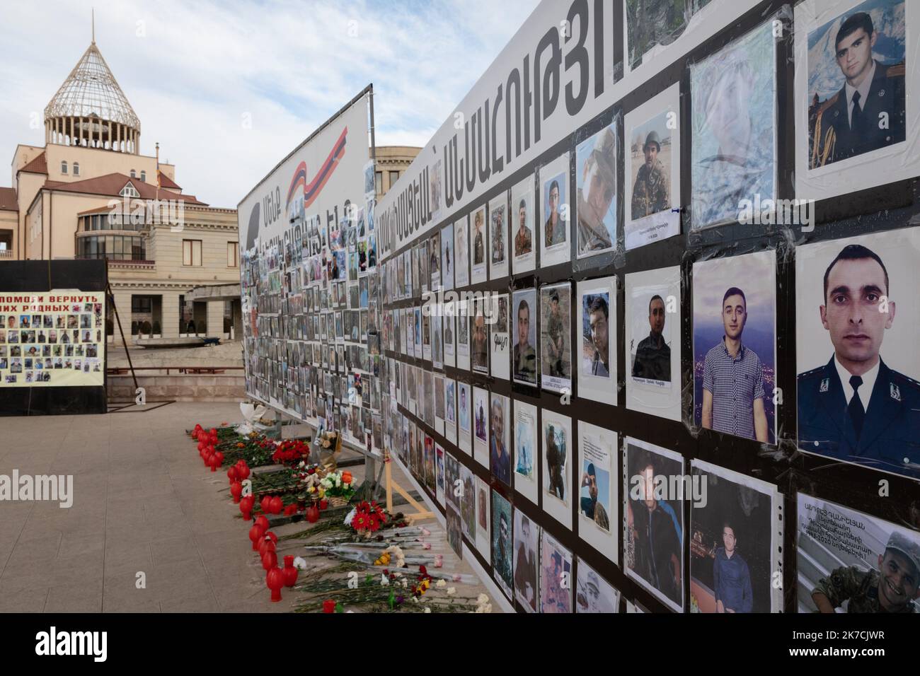 ©Chris Huby / le Pictorium/MAXPPP - Chris Huby / le Pictorium - 07/01/2021 - armenie / Haut-Karabakh / Stepanakert - Stepanakert - jour de Noël et affichage des photos des martyrs tombes la guerre, en plein centre ville. / 07/01/2021 - Arménie / Haut-Karabakh / Stepanakert - Stepanakert - jour de Noël et exposition de photos des martyrs tombés pendant la guerre, en plein centre-ville. Banque D'Images