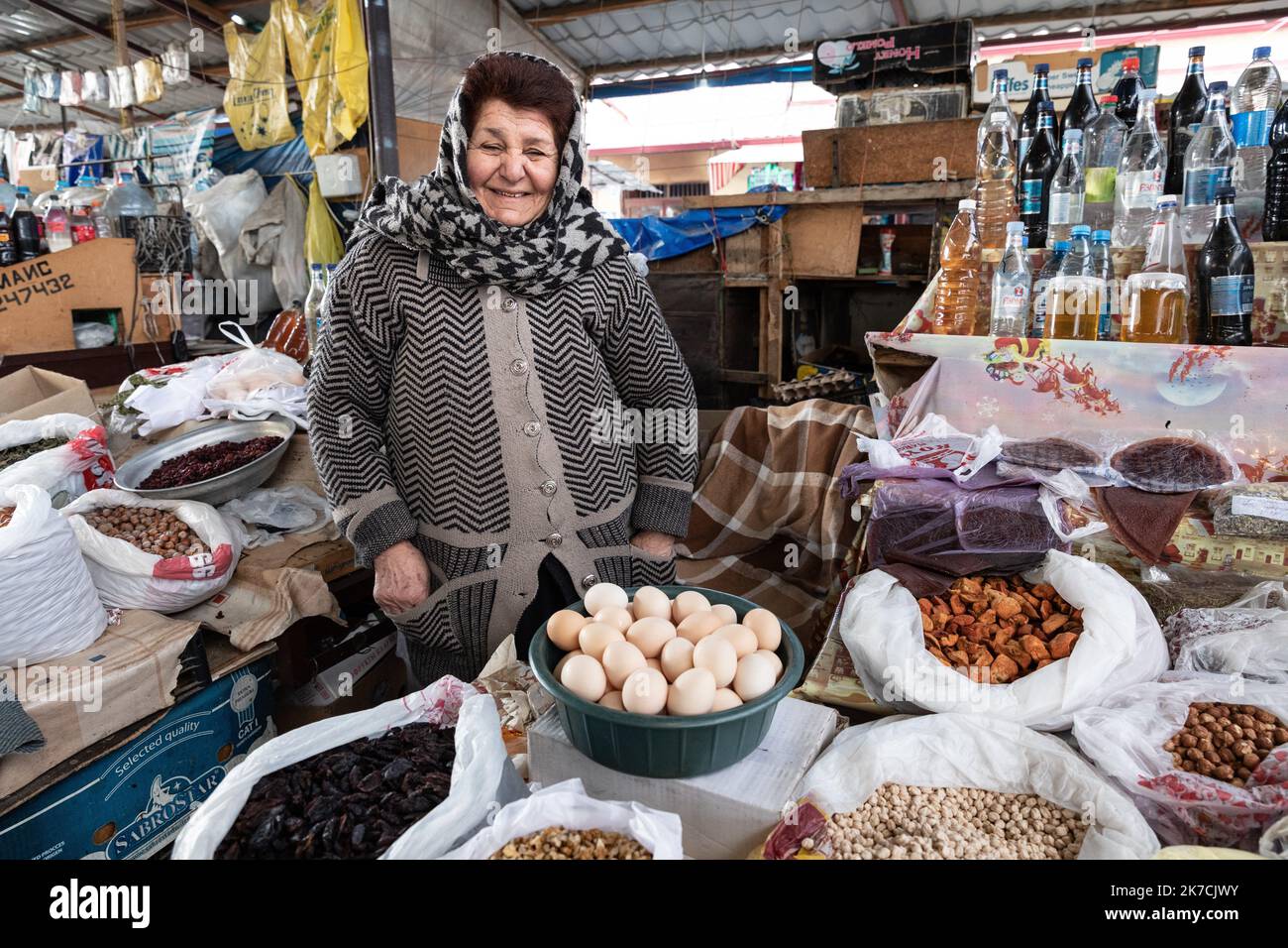 ©Chris Huby / le Pictorium/MAXPPP - Chris Huby / le Pictorium - 07/01/2021 - armenie / Haut-Karabakh / Stepanakert - Stepanakert - ambiance dans le marché central qui a bomete barbe par l'Azerbaidjan et réinterprétation depuis. / 07/01/2021 - Arménie / Haut-Karabakh / Stepanakert - Stepanakert - atmosphère dans le marché central qui a été bombardé par l'Azerbaïdjan et a depuis été reconstruit. Banque D'Images