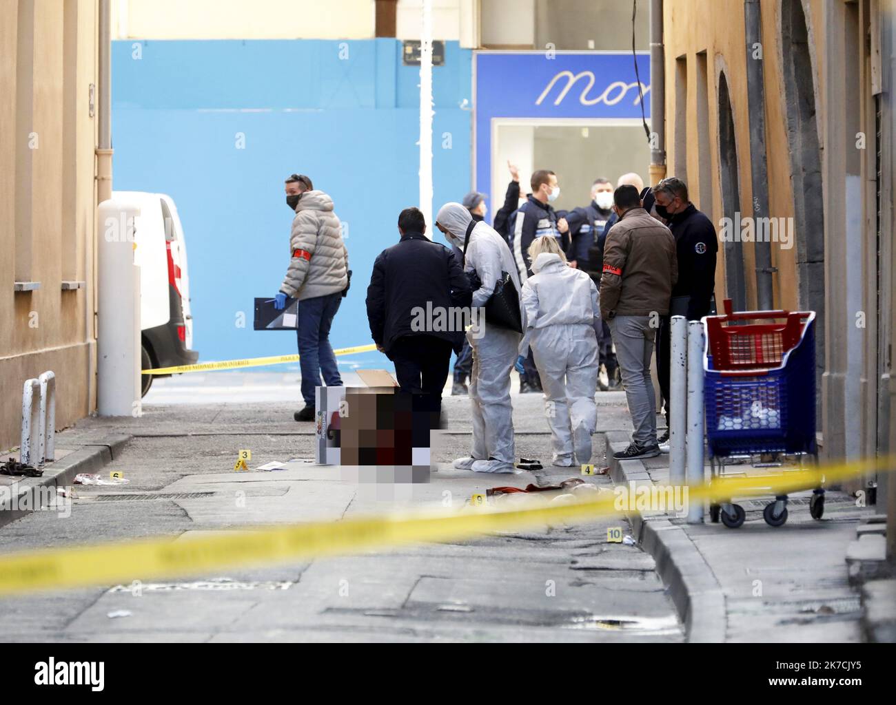 ©PHOTOPQR/NICE MATIN/Frank Muller ; Toulon ; 01/02/2021 ; FDV TETE TRANCHEE et JETÉE DANS LA RUE GARIBALDI A TOULON LA TETE est ENCORE DANS LE CARTON rues barrées, policiers et militaires en nombre. Une grosse intervention est en cours dans le centre ville de Toulon ce lundi après-midi. - Toulon, France, février 1st 2021 - une tête décapitée dans une boîte Banque D'Images