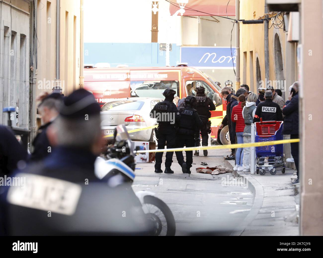 ©PHOTOPQR/NICE MATIN/Frank Muller ; Toulon ; 01/02/2021 ; FDV TETE TRANCHEE et JETÉE DANS LA RUE GARIBALDI A TOULON LA TETE est ENCORE DANS LE CARTON rues barrées, policiers et militaires en nombre. Une grosse intervention est en cours dans le centre ville de Toulon ce lundi après-midi. - Toulon, France, février 1st 2021 - une tête décapitée dans une boîte Banque D'Images