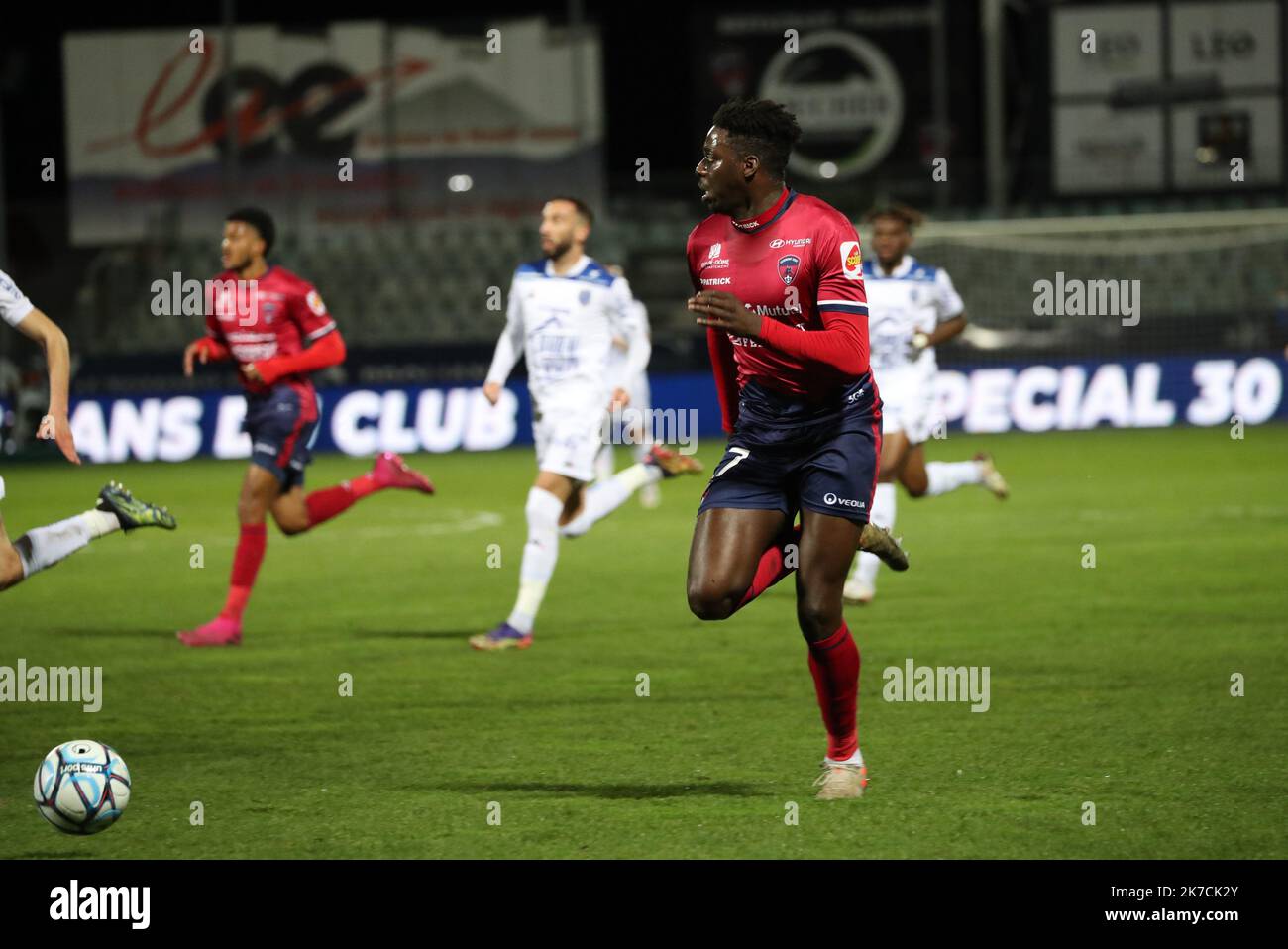 © Thierry LARRET / MAXPPP. Ligue de football 2 BKT. Clermont foot 63 contre ESTAC Troyes. Stade Gabriel Montpied, Clermont-Ferrand (63) le 2 fevrier 2021. Banque D'Images