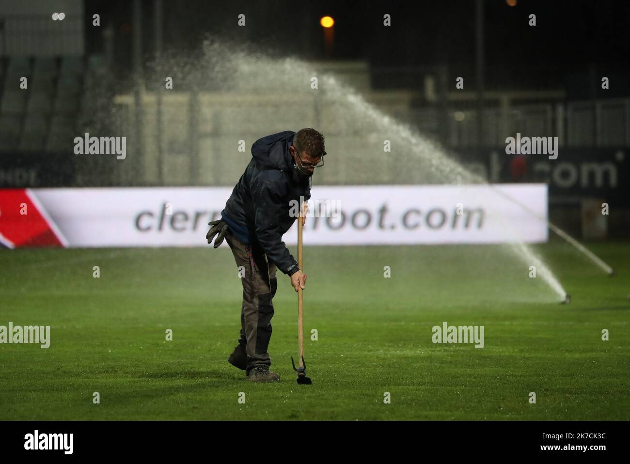 © Thierry LARRET / MAXPPP. Ligue de football 2 BKT. Clermont foot 63 contre ESTAC Troyes. Stade Gabriel Montpied, Clermont-Ferrand (63) le 2 fevrier 2021. Banque D'Images