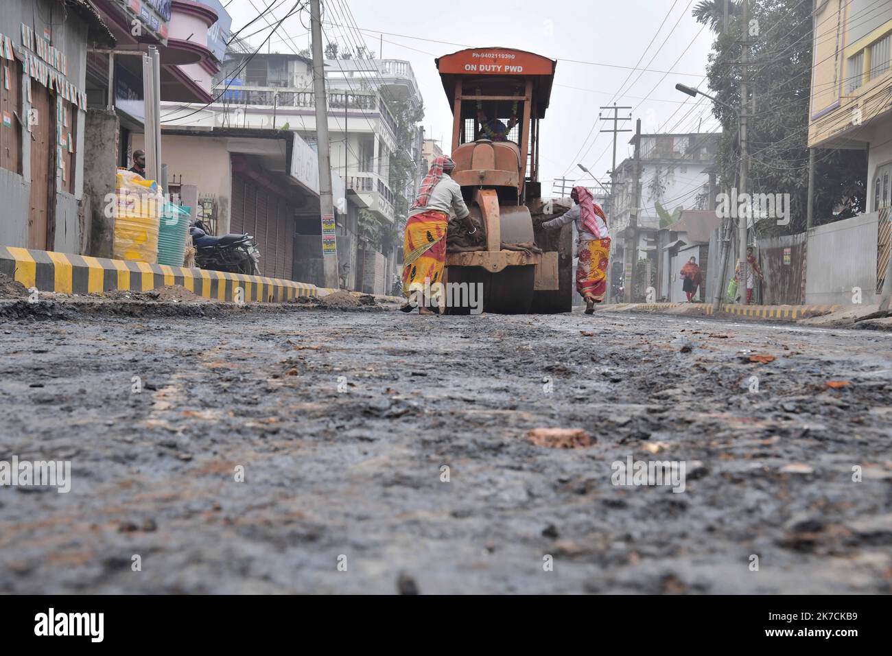 ©Abhisek Saha / le Pictorium/MAXPPP - Abhisek Saha / le Pictorium - 29/01/2021 - Inde / Tripura / Agartala - des ouvriers sont présents dans la construction de la première route de Tripura, En utilisant des déchets plastiques a Agartala / 29/01/2021 - Inde / Tripura / Agartala - les ouvriers sont engagés à faire la première route de Tripura, utilisant des déchets plastiques à Agartala Banque D'Images