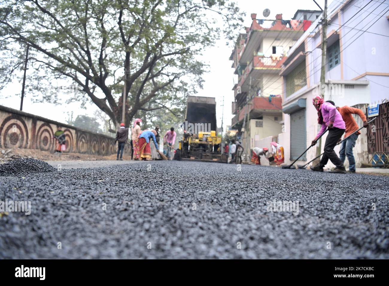 ©Abhisek Saha / le Pictorium/MAXPPP - Abhisek Saha / le Pictorium - 29/01/2021 - Inde / Tripura / Agartala - des ouvriers sont présents dans la construction de la première route de Tripura, En utilisant des déchets plastiques a Agartala / 29/01/2021 - Inde / Tripura / Agartala - les ouvriers sont engagés à faire la première route de Tripura, utilisant des déchets plastiques à Agartala Banque D'Images