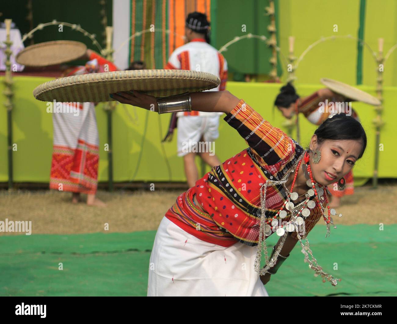 ©Abhisek Saha / le Pictorium/MAXPPP - Abhisek Saha / le Pictorium - 19/01/2021 - Inde / Tripura / Agartala - les artistes se produisient, dans le cadre d'un programme culturel, lors de la célébration de la venue Kokborok, a Agartala. Le Kokborok Day (Tripuri Language Day), est un festival célébrant dans l'etat indien de Tripura pour célébrer le développement de la langue Kokborok. La langue kokborok est une langue officielle du Tripura. / 19/01/2021 - Inde / Tripura / Agartala - les artistes se produisent, dans le cadre d'un programme culturel, lors de la célébration de la Journée Kokborok à Agartala. Kokborok Da Banque D'Images