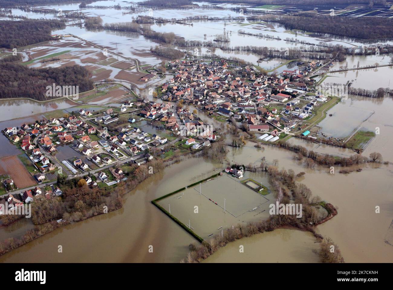 ©PHOTOPQR/l'ALSACE/Vanessa MEYER ; Illhaeusern ; 04/02/2021 ; vue aérienne du village d'Illhaeusern sous les eaux et ses terrains de football inondés. Inondations en Alsace sur 04 février 2021 Banque D'Images