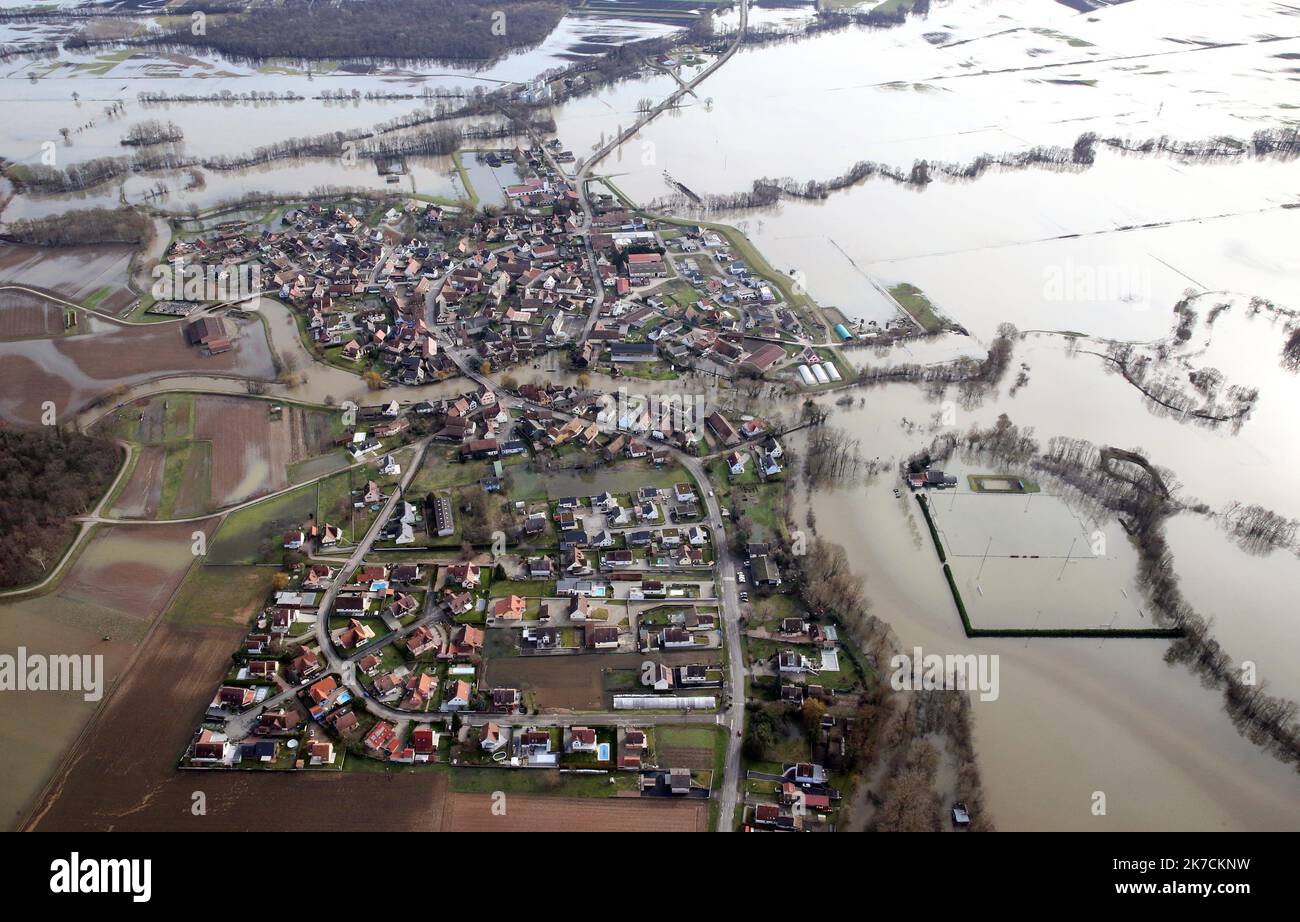 ©PHOTOPQR/l'ALSACE/Vanessa MEYER ; Illhaeusern ; 04/02/2021 ; vue aérienne du village d'Illhaeusern sous les eaux et ses terrains de football inondés. Inondations en Alsace sur 04 février 2021 Banque D'Images