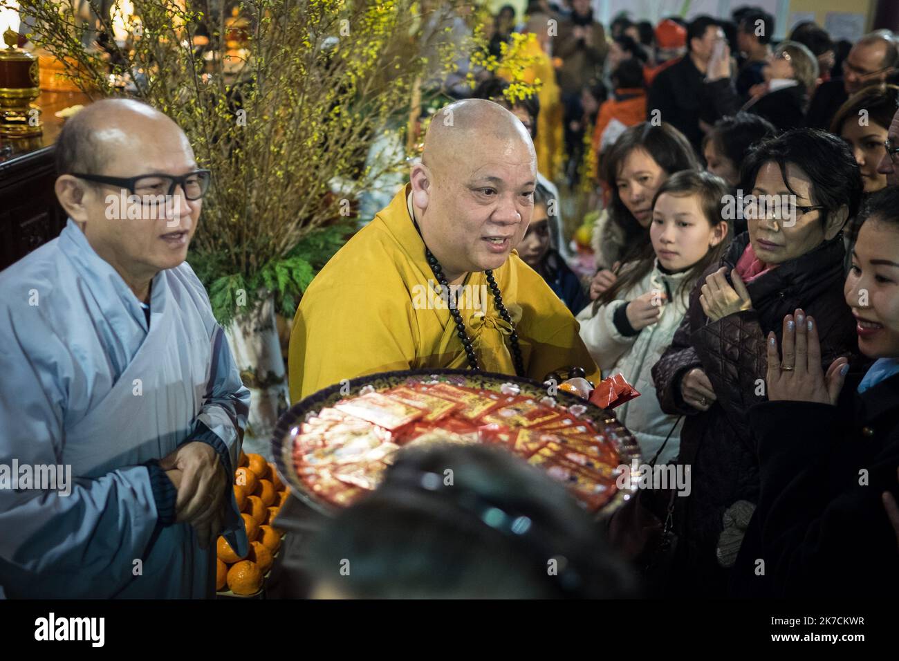 ©Olivier Donnars / le Pictorium/MAXPPP - Olivier Donnars / le Pictorium - 07/02/2016 - France / Ile-de-France - hors du nouvel an vietnamien, le Tet, la famille ONG se rend a` la pagode Khanh Anh d'Evry, plus grande pagode d'Europe. / 07/02/2016 - France / Ile-de-France (région) - pendant le nouvel an vietnamien, Tet, la famille Ong se rend à la pagode Khanh Anh à Evry, la plus grande pagode d'Europe. Banque D'Images