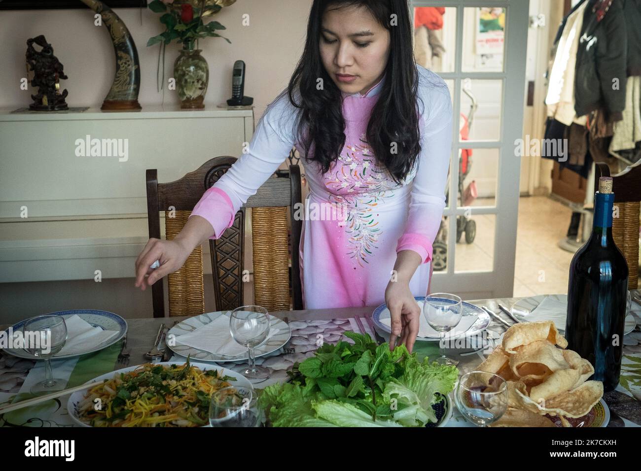 ©Olivier Donnars / le Pictorium/MAXPPP - Olivier Donnars / le Pictorium - 07/02/2016 - France / Ile-de-France - chez MR et mm Ong, des mémoires de la famille préparative des plats vietnamiens à l'occasion du nouvel an vietnamien, le Tet. Les plats végétariens seront place sur l'autel familial des ancetres. / 07/02/2016 - France / Ile-de-France (région) - chez M. et mm Ong, des membres de la famille préparent des plats vietnamiens pour le nouvel an vietnamien, Tet. Les plats végétariens seront placés sur l'autel familial des ancêtres. Banque D'Images