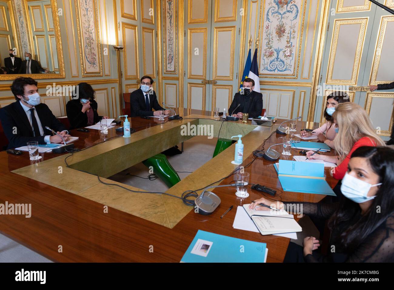 @Pool/ Jacques Witt/Maxppp, France, paris, 2021/02/08 le Président français Emmanuel Macron s'entretient avec le Directeur général DE L'OMS (OMS), le Dr Tedros Adhanom Ghebreyesus, lors d'une vidéo-conférence à l'Elysée Palace. Banque D'Images