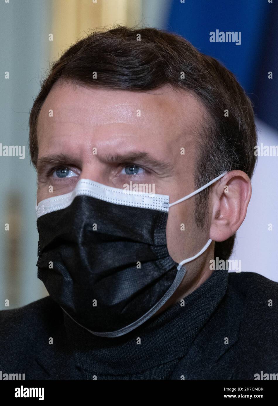 @Pool/ Jacques Witt/Maxppp, France, paris, 2021/02/08 le Président français Emmanuel Macron s'entretient avec le Directeur général DE L'OMS (OMS), le Dr Tedros Adhanom Ghebreyesus, lors d'une vidéo-conférence à l'Elysée Palace. Banque D'Images