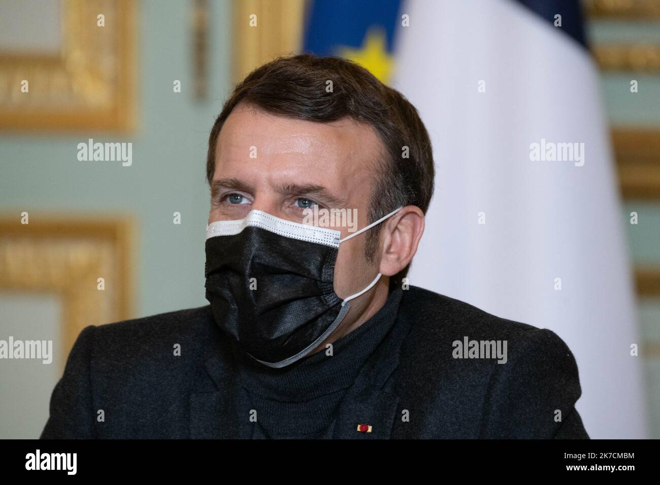 @Pool/ Jacques Witt/Maxppp, France, paris, 2021/02/08 le Président français Emmanuel Macron s'entretient avec le Directeur général DE L'OMS (OMS), le Dr Tedros Adhanom Ghebreyesus, lors d'une vidéo-conférence à l'Elysée Palace. Banque D'Images