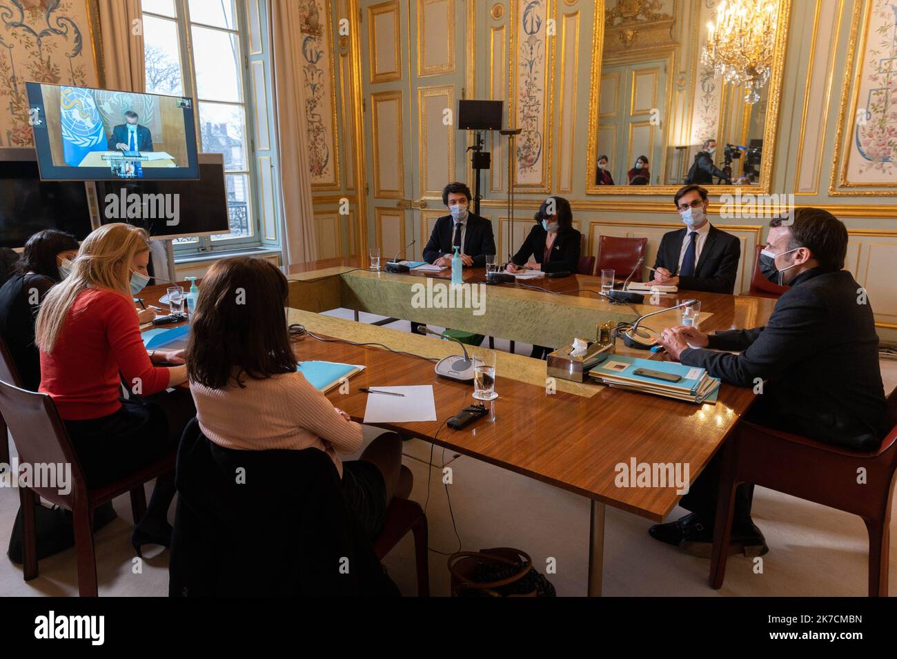 @Pool/ Jacques Witt/Maxppp, France, paris, 2021/02/08 le Président français Emmanuel Macron s'entretient avec le Directeur général DE L'OMS (OMS), le Dr Tedros Adhanom Ghebreyesus, lors d'une vidéo-conférence à l'Elysée Palace. Banque D'Images