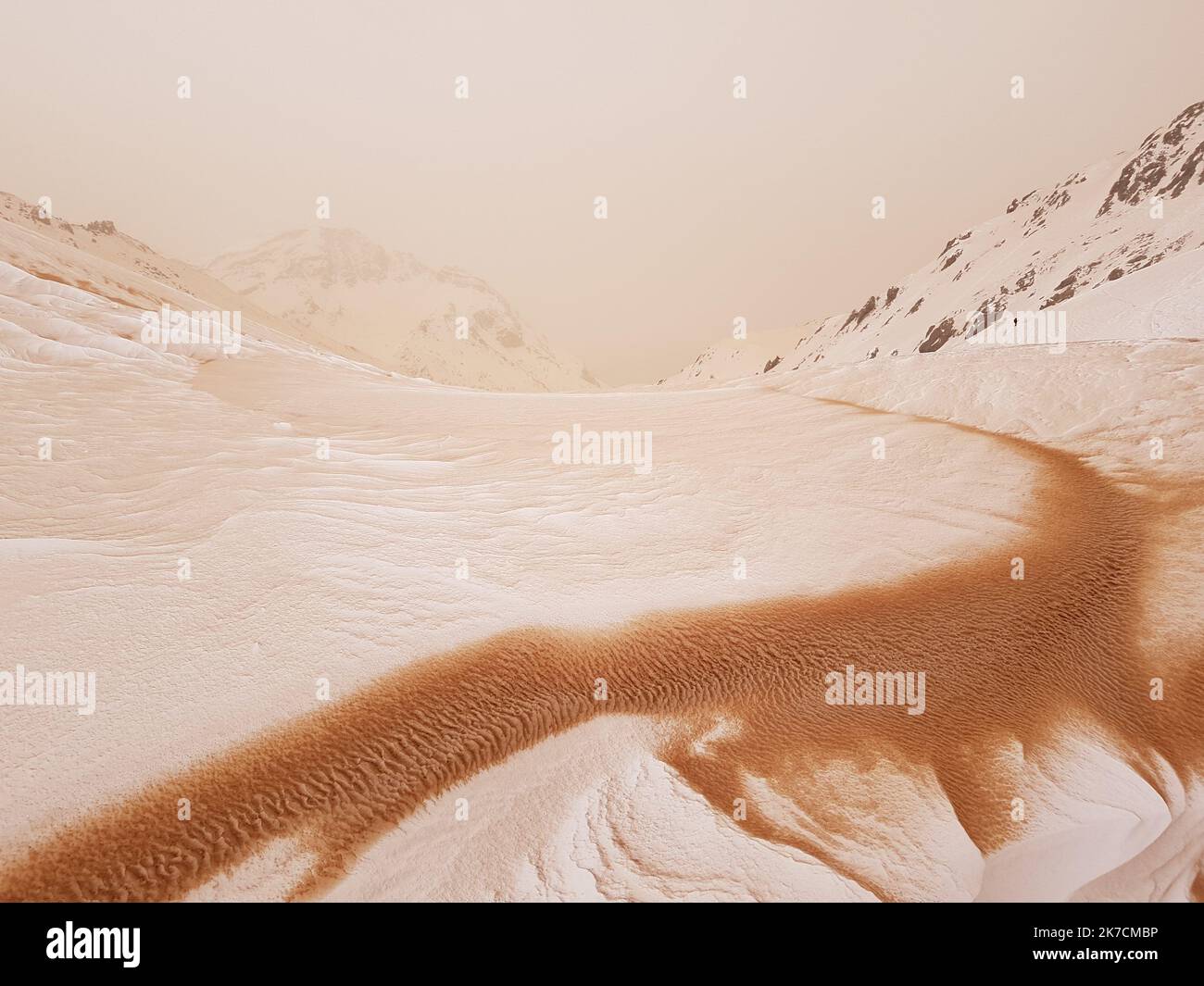 ©PHOTOPQR/LE PROGRES/PHILIPPE VACHER - 6/02/2021 NEIGE et SABLE DANS LES ALPES DU Sud une incroyable tempête saharienne en ligne montagne... Sud de la France, alpes françaises, février 6th 2021 - la neige est recouverte de sable du Sahara après une tempête Banque D'Images