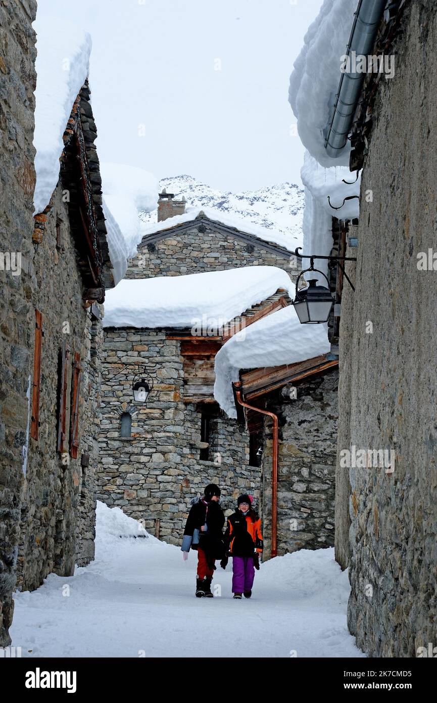 ©PHOTOPQR/LE PROGRES/Richard MOUILLUD - Bonneval-sur-Arc 04/02/2021 - Bonneval-sur-Arc -Bonneval-sur-Arc est une commune française située dans le département de la Savoie, en région Auvergne-Rhône-Alpes. Photo la boite aux lettres au centre du village le village, situé au fond de la vallée de la Maurienne dans le parc national de la Vanoise, est l'un des 157 villages qui adhèrent à l'association les plus beaux villages de France chargée de promvoix les arguments touristiques de petites communes rurales richesse d'un patrimoine de qualité. Bonneval sur Arc, France, février 4th 2021 - ski stati Banque D'Images