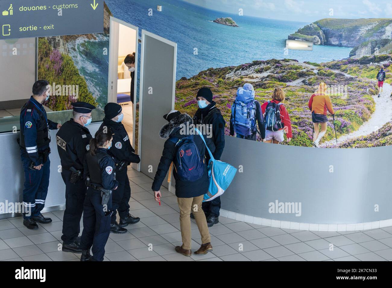 ©PHOTOPQR/OUEST FRANCE/Philippe RENAULT ; Saint-Jacques-de-la-Lande ; 12/02/2021 ; pour lutter contre la propagation du virus, les contrôles aux frontières ont été rendus et de nouvelles restrictions ont été mises en place. Ce matin des contrôles ont été opérés à l'arrivée du vol AirArabia en provenance de Casablanca (Maroc), à l'aéroport de Rennes-Saint-Jacques. - Rennes, France, février 12th 2021 - les douanes et les pompiers contrôlent les passagers de l'étranger afin d'éviter la propagation de la pandémie Covid-19 à l'aéroport de Rennes Banque D'Images