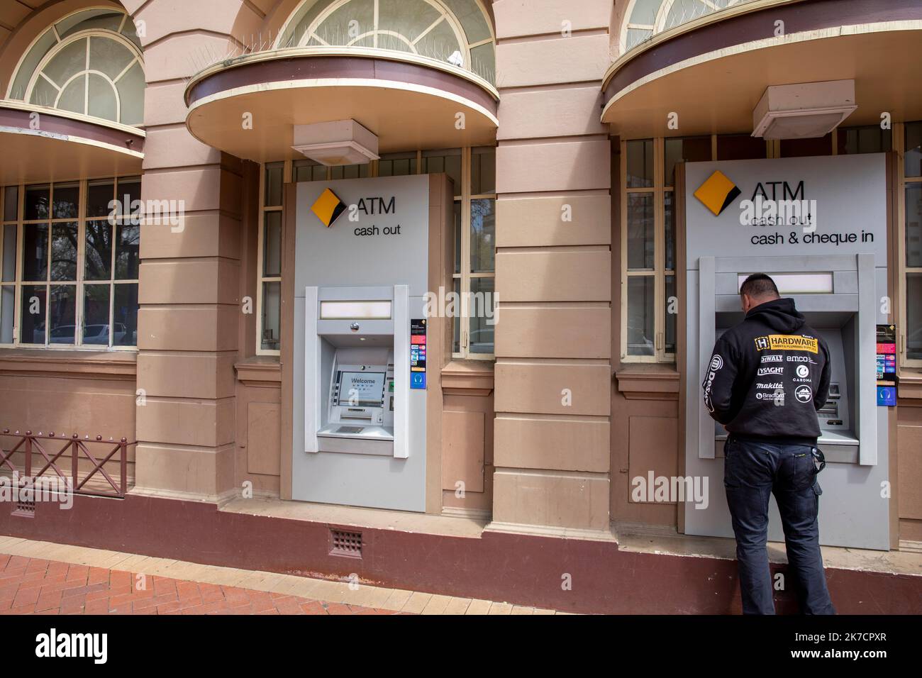 Commonwealth Bank of Australia, homme utilisant un distributeur automatique de billets pour retirer de l'argent, Orange City Center, NSW, Australie Banque D'Images