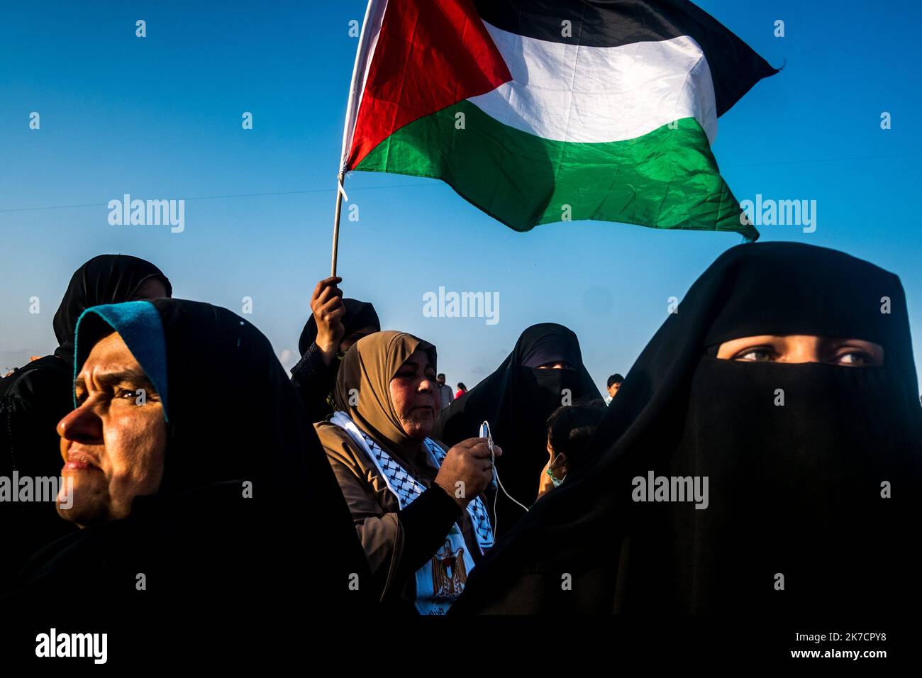 ©Michael Bunel / le Pictorium/MAXPPP - Michael Bunel / le Pictorium - 12/05/2018 - Palestine / Gaza / Gaza - des femmes postent drapeau palestinien a la main. Les tensions sont élevées le long de la frontiere entre Gaza et Israël plus d'un mois de manifestations de masse hebdomadaires pres de la barriere qui a fait 50 morts parmi les manifestes palestiens et plus de 1 700 blesses par les tirs de l'armée israelienne. Les dirigisme du Hamas a Gaza ont jure que les marches continuaient ont jusqu'à ce que le bloc israéen du territoire, qui dure depuis dix ans, soit leve. Des protestation Banque D'Images