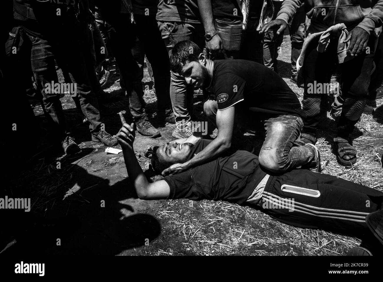 ©Michael Bunel / le Pictorium/MAXPPP - Michael Bunel / le Pictorium - 14/05/2018 - Palestine / Bande de Gaza / Malaka - un homme blesse par balles, est transporte jusqu'à une ambulance d'ou il evacue de la zone à partir d'encore soigne. Les tensions sont élevées le long de la frontiere entre Gaza et Israël plus d'un mois de manifestations de masse hebdomadaires pres de la barriere qui a fait 50 morts parmi les manifestes palestiens et plus de 1 700 blesses par les tirs de l'armée israelienne. Les dirigeants du Hamas a Gaza ont jure que les marches continuaient jusqu'à ce que le bloc Banque D'Images