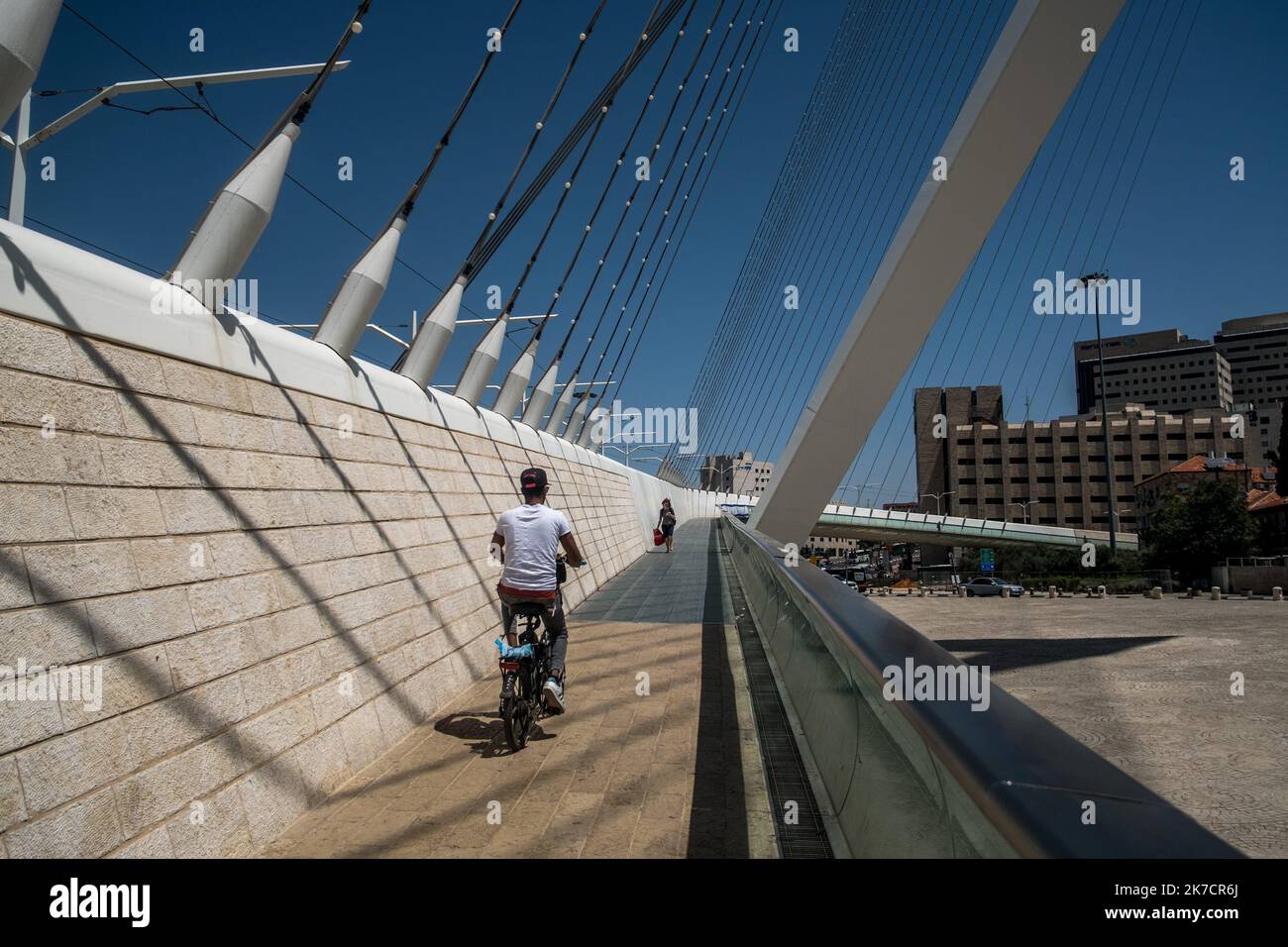 ©Michael Bunel / le Pictorium / MAXPPP - Michael Bunel / le Pictorium - 18/05/2018 - Israël / Jérusalem / Jérusalem - le pont de cordes. Ceui ci fait desormais part e du paysage jerusalemite. Avec ses câbles d'acier reliant la structure d'une sortie de tapis, l'oeuvre futuriste de l'architecture espagnol Santiago Calatrava se met au tramway de traverser en hauteur une intersection tres fréquentée de Jérusalem, sur l'axe routier qui mène à tel-Aviv. Une passerelle un rambarde de vert contiguente un ete prevue pour les pietons. 17 mai 2018. Jérusalem. Israël. / 18/05/2018 - Israël / Jérusalem / Jérusalem Banque D'Images