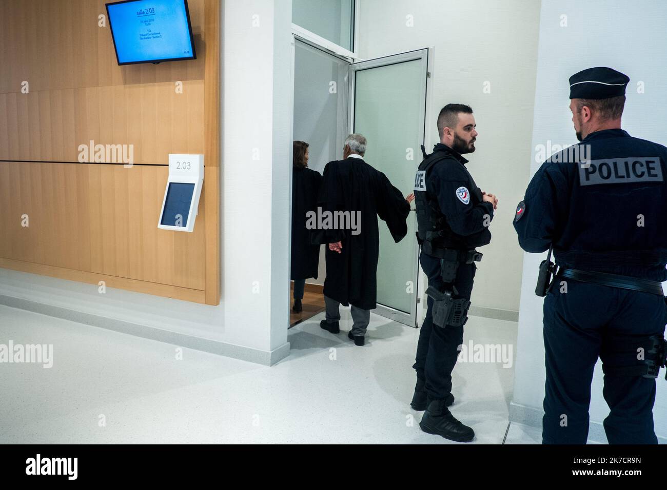 ©Michael Bunel / le Pictorium/MAXPPP - Michael Bunel / le Pictorium - 04/07/2018 - France / Ile-de-France / Paris - avocats et force de l'ordre l'entrée de la salle du procès ou Farouk Ben Abbes doit et juge. 4 juillet 2018. Paris. France. / 04/07/2018 - France / Ile-de-France (région) / Paris - avocats et policiers à l'entrée de la salle d'essai où Farouk Ben Abbes doit être jugé. 4 juillet 2018. Paris. France. Banque D'Images