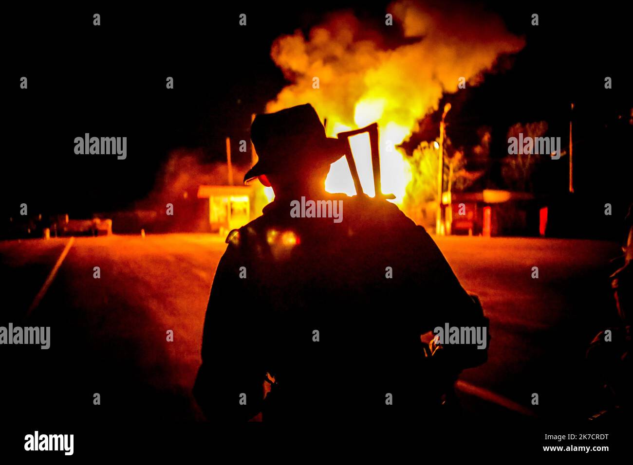 ©Michael Bunel / le Pictorium/MAXPPP - Michael Bunel / le Pictorium - 22/05/2014 - Ukraine / Donbass / Semenivka - un soldat s'approché d'un maison en feu apres le bombardement des positions par l'arukmee rainienne. 22 mai 2014. Semenivka. Ukraine. / 22/05/2014 - Ukraine / Donbass / Semenivka - Un soldat séparatiste s'approche d'une maison incendiée après le bombardement des positions par l'armée ukrainienne. 22 mai 2014. Semenivka. Ukraine. Banque D'Images