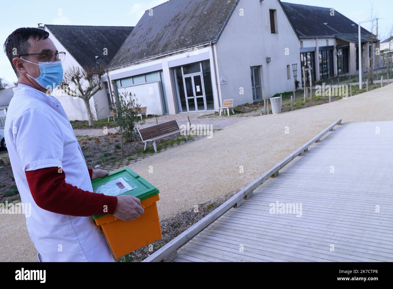 ©PHOTOPQR/OUEST FRANCE/Eddy LEMAISTRE ; SAINT MATHURIN SUR LOIRE ; 24/02/2021 ; les médicaments reçaient les doses de vaccin AstraZeneca qu'ils livrent ensuite aux médecins de ville qui ont vu voir la vaccination des personnes de 65 à 74 ans et les épreuves de vaccin ont été mises à jour 25. - Les pharmacies en France se préparent à donner les vaccins AstraZeneca SAINT MATHURIN SUR LOIRE Fév 24 2021 Banque D'Images