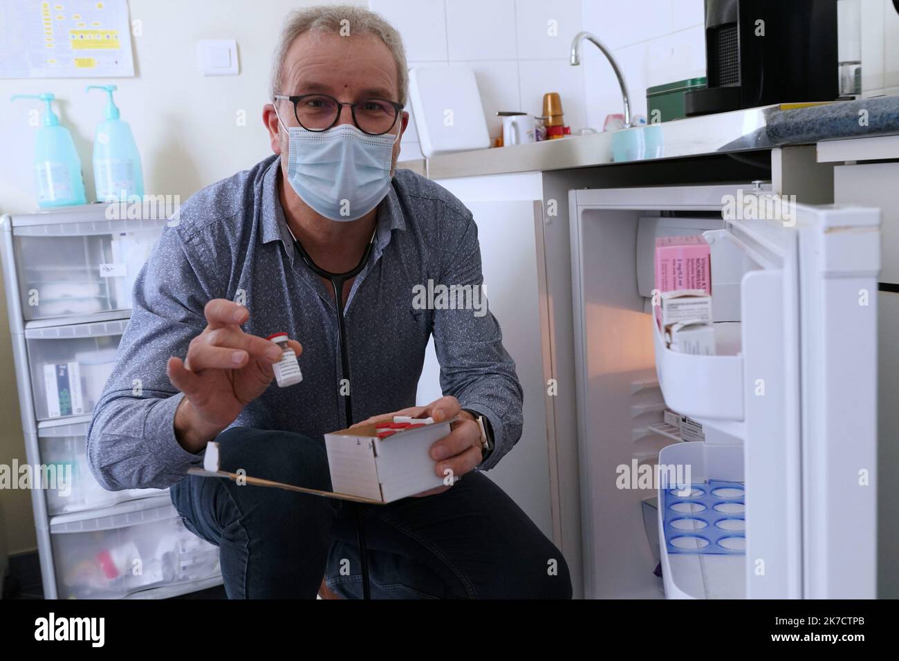 ©PHOTOPQR/OUEST FRANCE/Eddy LEMAISTRE ; SAINT MATHURIN SUR LOIRE ; 24/02/2021 ; les médicaments reçaient les doses de vaccin AstraZeneca qu'ils livrent ensuite aux médecins de ville qui ont vu voir la vaccination des personnes de 65 à 74 ans et les épreuves de vaccin ont été mises à jour 25. - Les pharmacies en France se préparent à donner les vaccins AstraZeneca SAINT MATHURIN SUR LOIRE Fév 24 2021 Banque D'Images