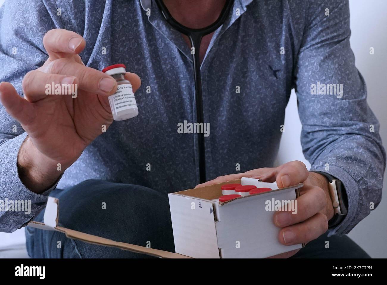 ©PHOTOPQR/OUEST FRANCE/Eddy LEMAISTRE ; SAINT MATHURIN SUR LOIRE ; 24/02/2021 ; les médicaments reçaient les doses de vaccin AstraZeneca qu'ils livrent ensuite aux médecins de ville qui ont vu voir la vaccination des personnes de 65 à 74 ans et les épreuves de vaccin ont été mises à jour 25. - Les pharmacies en France se préparent à donner les vaccins AstraZeneca SAINT MATHURIN SUR LOIRE Fév 24 2021 Banque D'Images