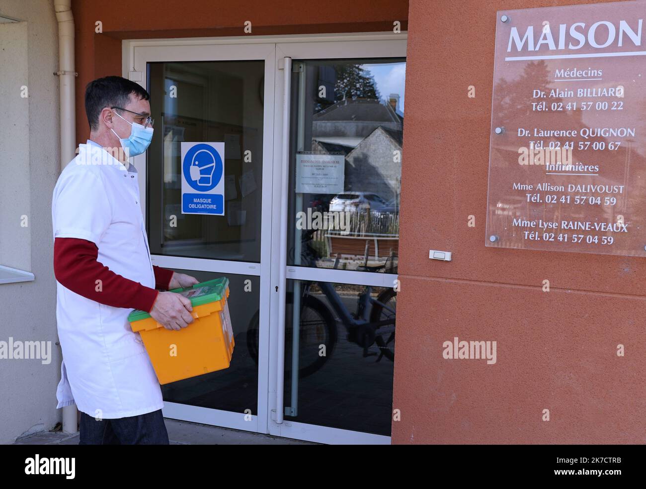 ©PHOTOPQR/OUEST FRANCE/Eddy LEMAISTRE ; SAINT MATHURIN SUR LOIRE ; 24/02/2021 ; les médicaments reçaient les doses de vaccin AstraZeneca qu'ils livrent ensuite aux médecins de ville qui ont vu voir la vaccination des personnes de 65 à 74 ans et les épreuves de vaccin ont été mises à jour 25. - Les pharmacies en France se préparent à donner les vaccins AstraZeneca SAINT MATHURIN SUR LOIRE Fév 24 2021 Banque D'Images