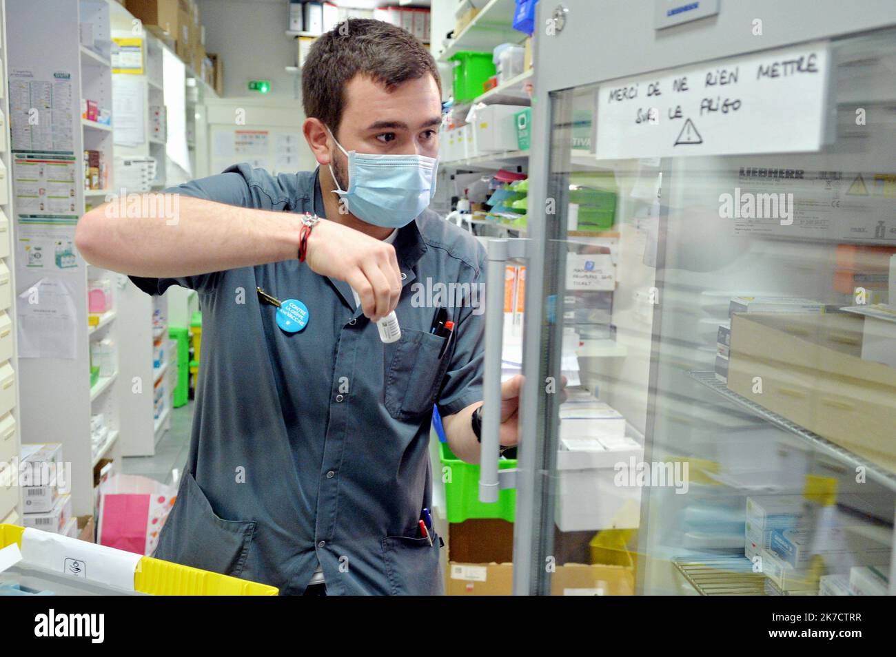 ©PHOTOPQR/LE MIDI LIBRE/MICHAEL ESDOURRUBAITH ; MONTPELLIER ; 24/02/2021 ; PHOTO PQR/MIDI LIBRE/MICHAEL ESDOURRUBAITH/ HERAULT ROUJAN PHARMACIE DES OLIVETTES GERANT ABECASSIS FRÉDÉRIC ILLUSTRATION LIVRASON VACCIN COVID 19 EN PHARMACIE ASTRAZENECA VACCIN ASTRAZENECA - FÉV 24 2021 SUR LOIRE POUR LA PRÉPARATION DES VACCINS EN FRANCE Banque D'Images