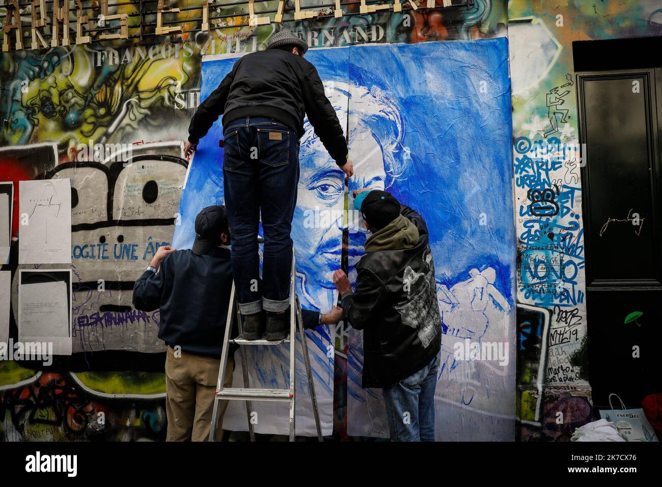 ©THOMAS PADILLA/MAXPPP - 02/03/2021 ; PARIS , FRANCE; A L' OCCASION DES 30 ANS DE LA MORT DE SERGE GAINSBOURG AMBIANCE DÉVANT SON DOMICILE PARISIEN RUE DE VERNEUIL. OEUVRE DU QUARTIER ERNESTO NOVO. A l'occasion des 30 ans de la mort de Serge Gainsbourg, atmosphère en face de sa maison parisienne rue de Verneuil, à Paris sur 2 mars 2021 Banque D'Images