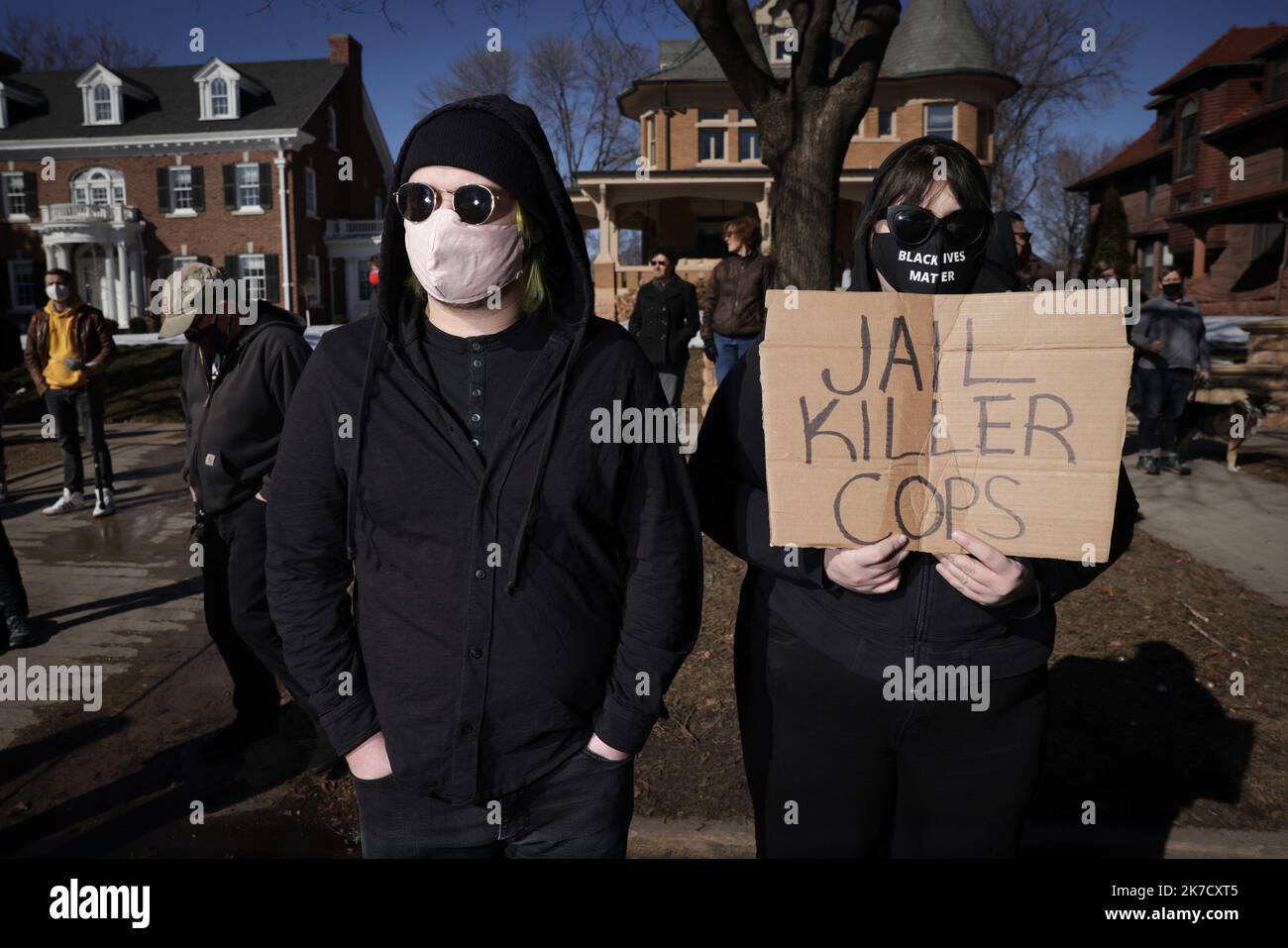 ©PHOTOPQR/LE PARISIEN/Philippe de Poulpiquet ; Saint-Paul ; 06/03/2021 ; Saint-Paul (Minnesota/USA), le 6 mars 2021. Des personnes se sont assemblées samedi devant le manoir du gouverneur du Minnesota pour démonter les violons et l'exiger leur sécurité, quelques jours avant le procès de Derek Chauvin, le policier d'avoir encore joué George Floyd avec son genier ou son responsable. Saint-Paul (Minnesota / États-Unis), 6 mars 2021. Des dizaines de personnes se sont rassemblées samedi devant le manoir du gouverneur du Minnesota pour dénoncer la violence policière et exiger leur responsabilité Banque D'Images