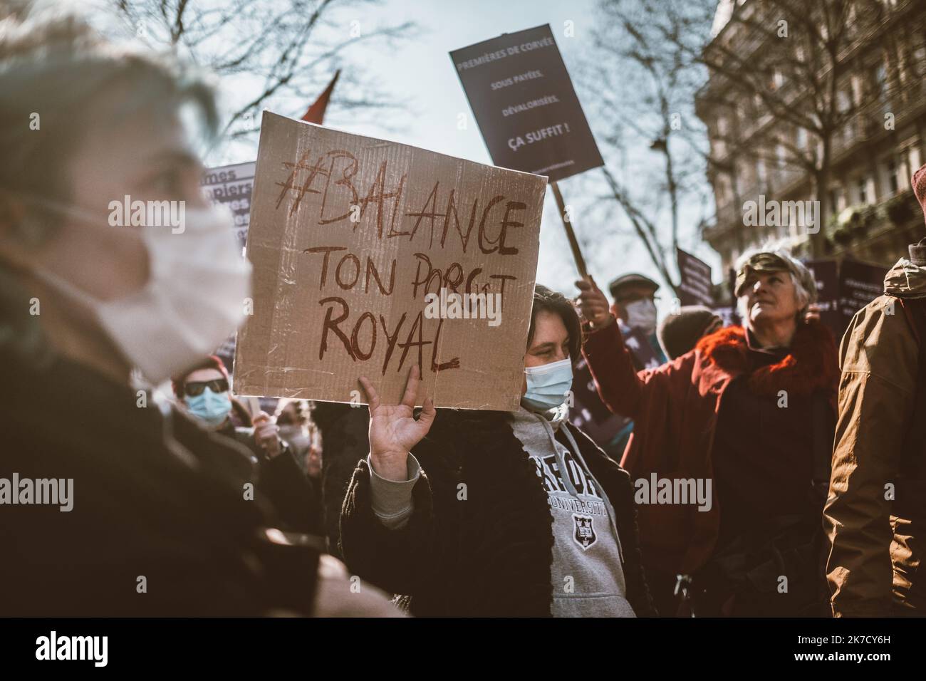 ©Olivier Donnars / le Pictorium/MAXPPP - Olivier Donnars / le Pictorium - 08/03/2021 - France / Ile-de-France / Paris - plusieurs milliers de personnes défilent lors de la visite internationale des droits des femmes pour rapper que l'égalie des genres n'est pas acquise en France. / 08/03/2021 - France / Ile-de-France (région) / Paris - plusieurs milliers de personnes défilent à l'occasion de la Journée internationale des droits de la femme pour rappeler que l'égalité des sexes n'est toujours pas réalisée, en France et ailleurs. Banque D'Images