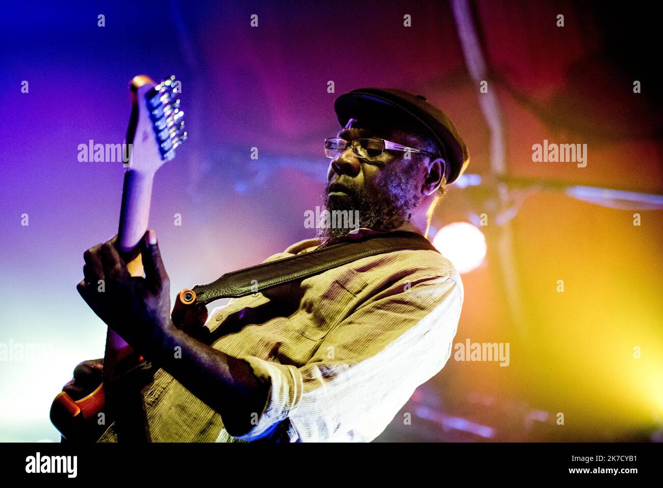 ©Michael Bunel / le Pictorium/MAXPPP - Michael Bunel / le Pictorium - 16/11/2016 - France - Clinton Fearon et le groupe Boogy. sauve de cabaret. Clinton Fearon est un chanteur et musicien jamaicain de reggae, ne le 13 janvier 1951 a Saint Andrew. Etabli a Seattle (Etats-Unis) depuis 1987. 16 novembre 2011. Paris. France. / 16/11/2016 - France - Clinton Fearon et le groupe boogy. Cabaret sauvage. Clinton Fearon est une chanteuse et musicienne jamaïcaine de reggae, née 13 janvier 1951 à Saint Andrew. Établi à Seattle (États-Unis) depuis 1987. 16 novembre 2011. Paris. France. Banque D'Images