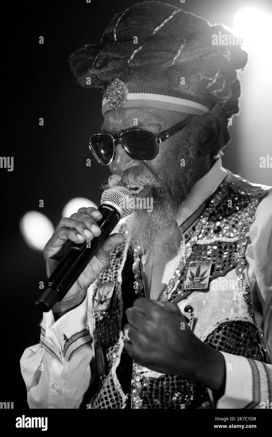 ©Michael Bunel / le Pictorium/MAXPPP - Michael Bunel / le Pictorium - 20/07/2014 - France / Paris - Neville O'Riley Livingston, plus connu sous le nom de Bunny Wailer sur la scène du cabaret sauve, ne le 10 avril 1947 a Kingston, est un auteur-compositeur-interprète. Wailler est l'un des membres fonds du groupe les Waillers, avec Bob Marley et Peter Tosh. Il chante, compose, et joue des percussions nyabinghi. Il quitte le groupe des Wailers en 1974, afin de poursuivre une carrière solo. / 20/07/2014 - France / Paris - Neville O'Riley Livingston, mieux connu sous le nom de Bunny Wailer on t Banque D'Images