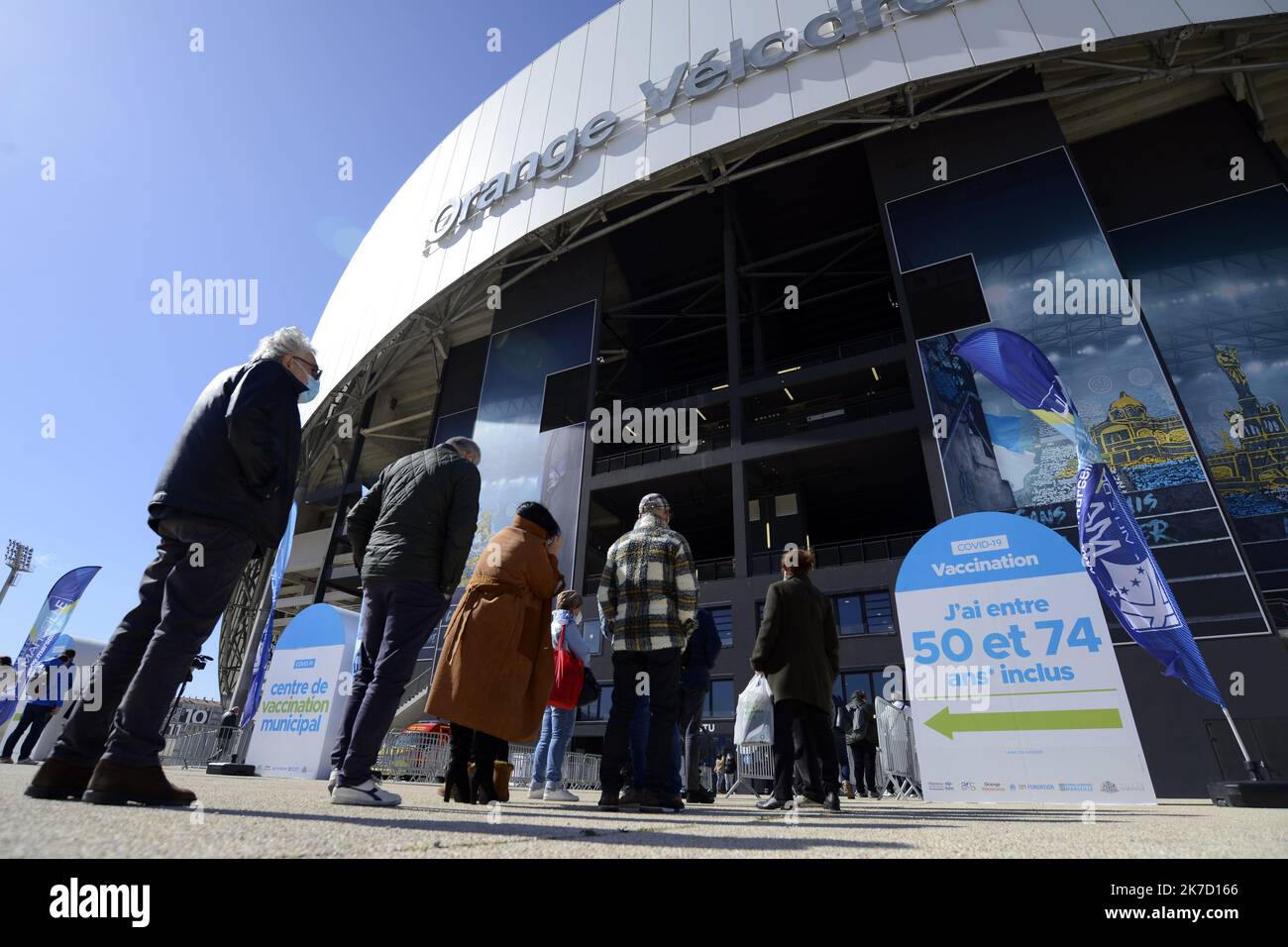 ©PHOTOPQR/LA PROVENCE/ANCIEN Franck ; Marseille ; 15/03/2021 ; ouverture d'un centre de vaccination géant dans les salons du stade Orange Vélodrome à l'initiative de la municipalité en partenariat avec le Bataillon des marins pompiers de Marseille (BMPM) , l'aide publique aux hôpitaux de Marseille , HM aide de Marseille (AP) les professionnels de santé vols (CPT) et l'Agence régionale de santé (ARS). Ce centre accessible uniquement sur rendez-vous pour les personnes vulnérables identifiées ( plus de 75 ans et personnes âgées entre 50 et 74 ans avec les visages de commorbidités ) pourra après Banque D'Images