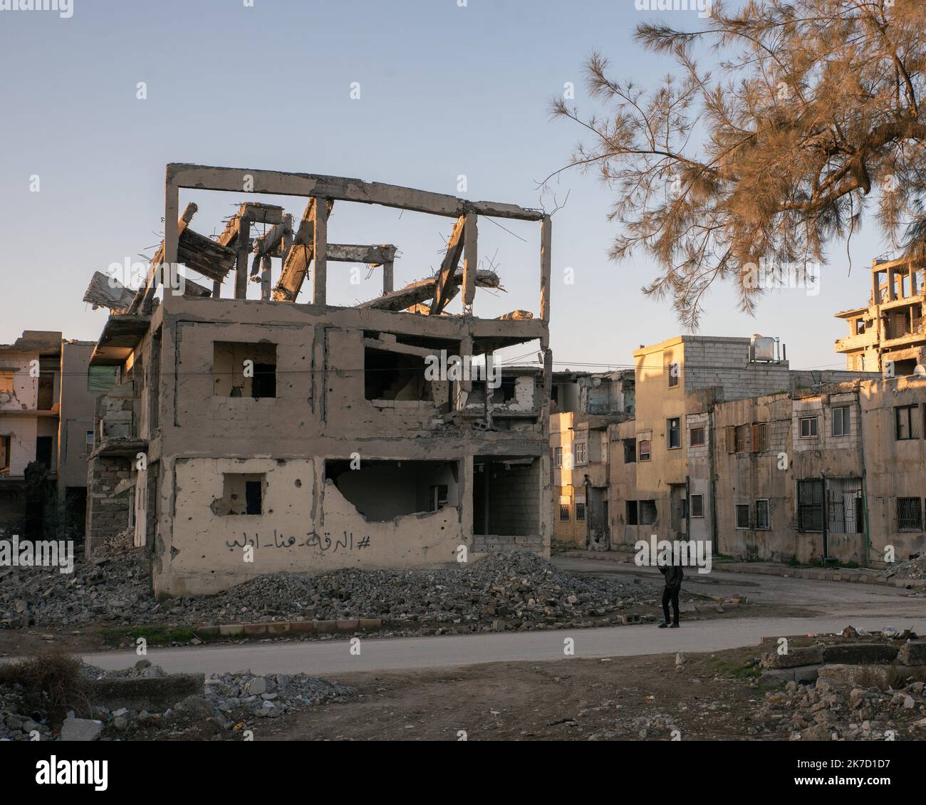 ©Chloe Sharrock / le Pictorium/MAXPPP - Chloe Sharrock / le Pictorium - 6/3/2021 - Syrie / Syrie du nord / Raqqa - Centre ville de Raqqa. Dix ans après le debut du confort syrien, la ville se trouve un notamment de 80% de detruite apère les bombardements de la coalition internationale pour reprendre la ville au groupe Etat Islamilique (Daesh) qui en a fait la capitale de son califorpat. Une rue detruite de Raqqa non loin de la place de l'Hologe. Pression dix ans de conflut, la ville se retouve un détour de 80%. Aujourd'hui encore, la grande majorite de la ville reste encore un réinterprétation. / 6/3/2021 - Sy Banque D'Images
