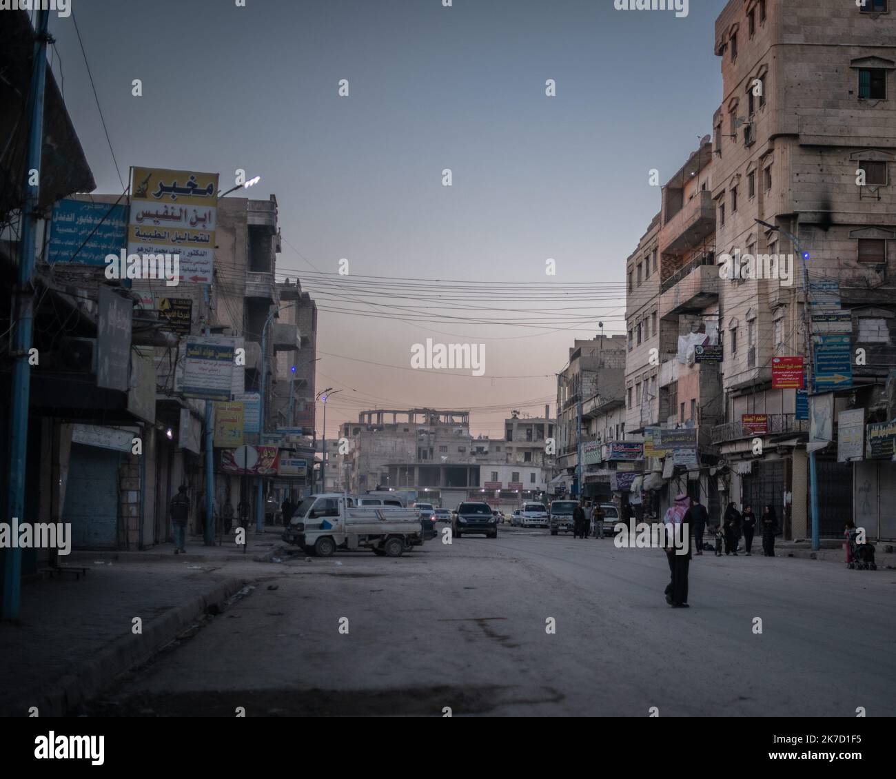 ©Chloe Sharrock / le Pictorium/MAXPPP - Chloe Sharrock / le Pictorium - 5/3/2021 - Syrie / Syrie du nord / Raqqa - Centre ville de Raqqa. Dix ans après le debut du confort syrien, la ville se trouve un notamment de 80% de detruite apère les bombardements de la coalition internationale pour reprendre la ville au groupe Etat Islamilique (Daesh) qui en a fait la capitale de son califorpat. Une rue detruite de Raqqa. Pression dix ans de conflut, la ville se retouve un détour de 80%. Aujourd'hui encore, la grande majorite de la ville reste encore un réinterprétation. / 5/3/2021 - Syrie / Nord de la syrie / Raqqa - ci Banque D'Images