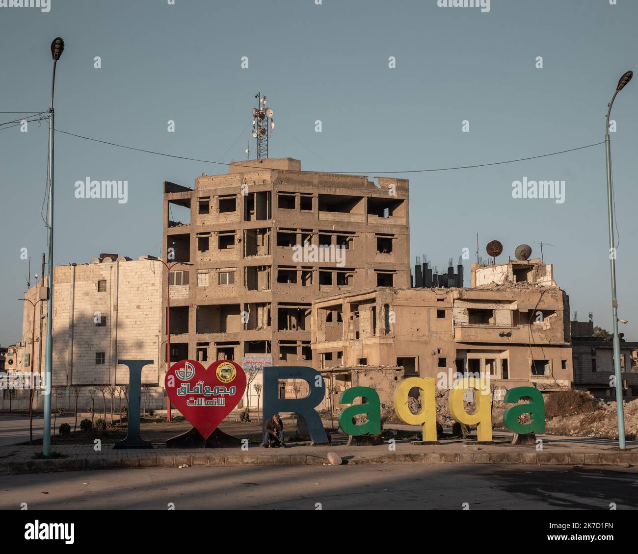 ©Chloe Sharrock / le Pictorium/MAXPPP - Chloe Sharrock / le Pictorium - 6/3/2021 - Syrie / Syrie du nord / Raqqa - Centre ville de Raqqa. Dix ans après le debut du confort syrien, la ville se trouve un notamment de 80% de detruite apère les bombardements de la coalition internationale pour reprendre la ville au groupe Etat Islamilique (Daesh) qui en a fait la capitale de son califorpat. Place Naim (place de la liberté), dans le centre ville de Raqqa. / 6/3/2021 - Syrie / Nord de la syrie / Raqqa - Centre ville de Raqqa. Dix ans après le début du conflit syrien, la ville reste détruite à 80%, Banque D'Images