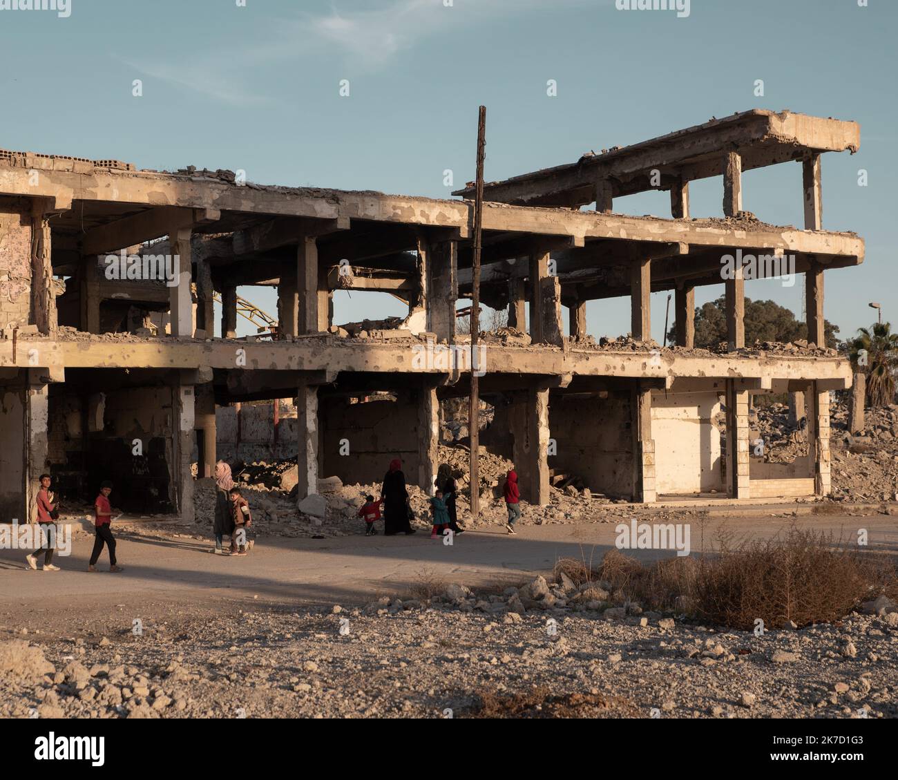 ©Chloe Sharrock / le Pictorium/MAXPPP - Chloe Sharrock / le Pictorium - 6/3/2021 - Syrie / Syrie du nord / Raqqa - Centre ville de Raqqa. Dix ans après le debut du confort syrien, la ville se trouve un notamment de 80% de detruite apère les bombardements de la coalition internationale pour reprendre la ville au groupe Etat Islamilique (Daesh) qui en a fait la capitale de son califorpat. Une immeuble eventre par les bombardements. La grande majorite de la ville se remette un réinterprétation, c'est-à-dire que les habitants vivent parmis les décombres. / 6/3/2021 - Syrie / Nord de la syrie / Raqqa - Centre ville de Raqqa. T Banque D'Images